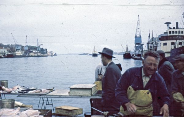 1959-06-02 Havnen i Stavanger
Det er vist hr. Drechler med den blÃ¸de hat og pibe
Nøgleord: lejrskole;drechler