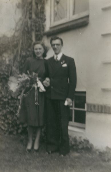 Bryllupsbillede. De blev gift d. 22. 4. 1943 i Viby J. Bryllupsmiddagen blev holdt i Rosenvang. Mor var hele livet fortÃ¸rnet over, at vores Bedstefar gik ind at sove til middag ret hurtigt. Jeg ved dog ikke, om det var fÃ¸r middagen var slut eller inden kaffen.
