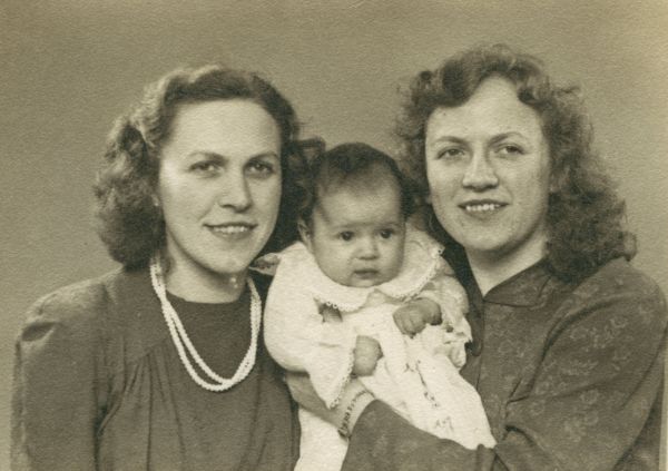 D. 24. feb. 1946. Jeg bliver dÃ¸bt i familiedÃ¥bskjolen fra 1909. Jeg er sammen med Mor og moster Grete, som er min gudmor.
