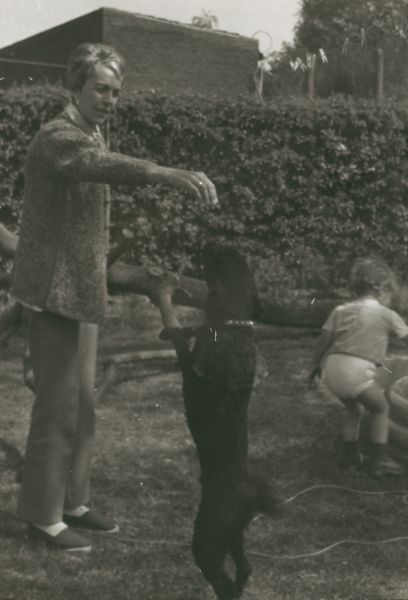 1971
Mor, Jesper (hund) og Kim i haven på Vinklædervej i Odense.
Nøgleord: Else;Kim