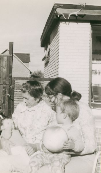 1970
Kira (2-3 mdr.), mor, Bente og Kim 2år.
Nøgleord: Kira;Else;Bente;Kim