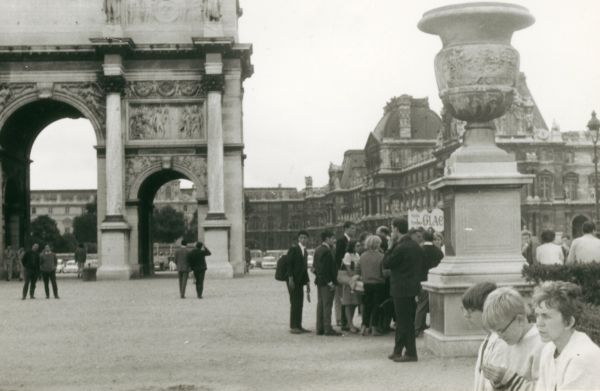 1966
Paris - Far. mor, Keld og Randi er på campingtur til Frankrig - her ved Louvre hvor mor, Randi og keld nede i venstre hjørne af billedet.
Nøgleord: Else;Randi;Keld