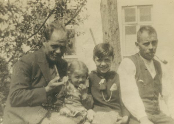 1933/34?
Farbror Arne, Hanne, Far og Jens Juul
Nøgleord: Erik;Jens Juul