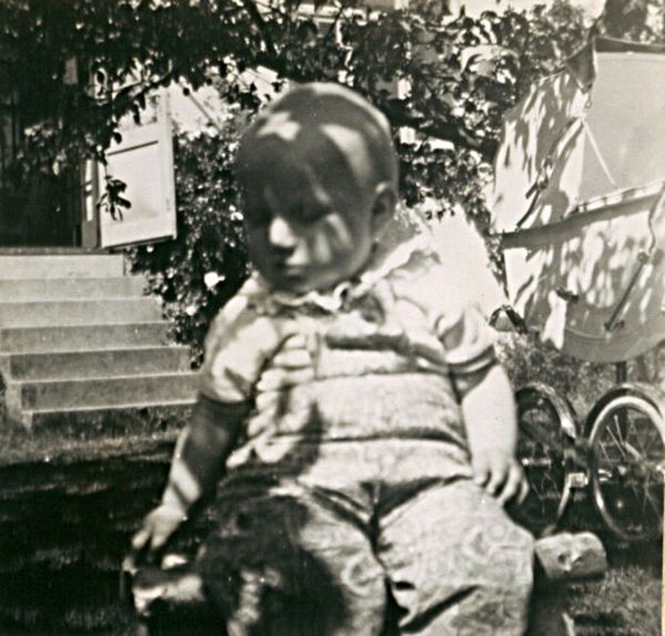 1952
Randi i haven hos bedsteforældre på H.C.Ørstedsvej 31, Viby. Trappen i baggrunden fører op til varandaen, som var meget hyggelig og kun i brug om sommeren.
Nøgleord: Randi