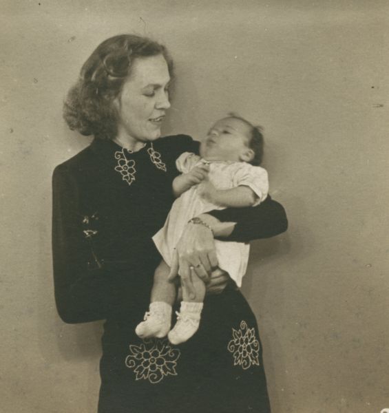 1946
Moster Grete og Bente - jeg ved ikke i hvilken anledning billedet er taget, men det kan være i forbindelse med dåben, da moster er så fin klædt på.
Nøgleord: Grete og Bente