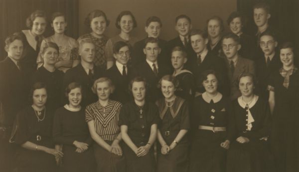 1936 
Fars klasse fotograferet ved præmiliæreksamen. Far står nædten i midten af billedet med briller.
Nøgleord: Erik