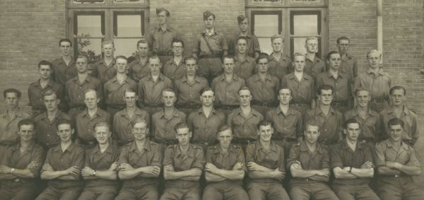 1945/46
Billedet er formentlig taget i rekrudttiden, far står midt i bageste række af menige.
Nøgleord: Erik