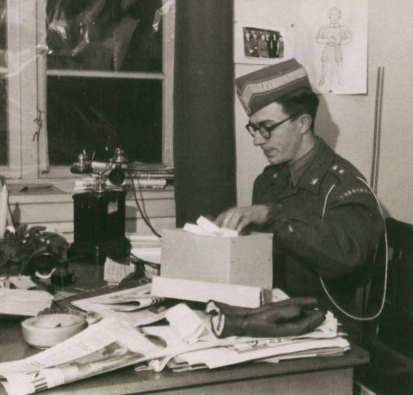 1945
Julen 1945: Erik ledede "Folk og Værn" i Ålborg- en vælfærdsforanstaltning i militæret. 
Nøgleord: Erik