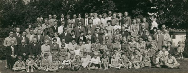 1954? 
Hele familien Juul samlet i Bering til et stort familietræf. Vores lille famile er ikke med på billedet, vi kom selvfølgelig forsent, fordi min far skulle ordne noget "meget vigtigt" i Hobro.
