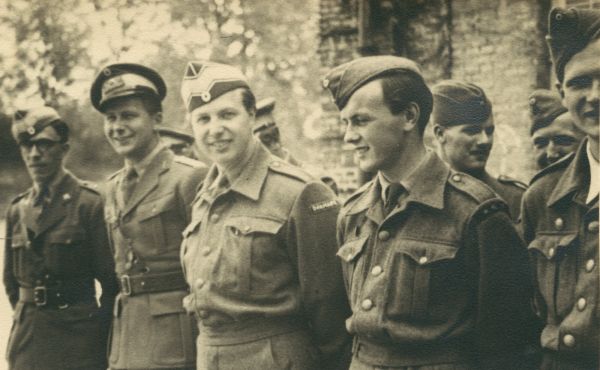 1946/47
Far yderst til venstre - formentlig med ledelsen af Den Danske Brigade i Jever. Den ledelse han ret hurtigt røg uklar med.
Nøgleord: Erik