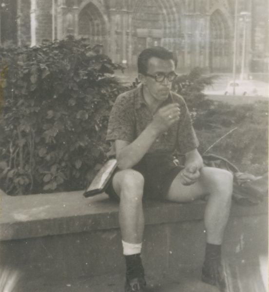 1954
Far fotograferet i Frankrig et eller andet sted.
Nøgleord: Erik
