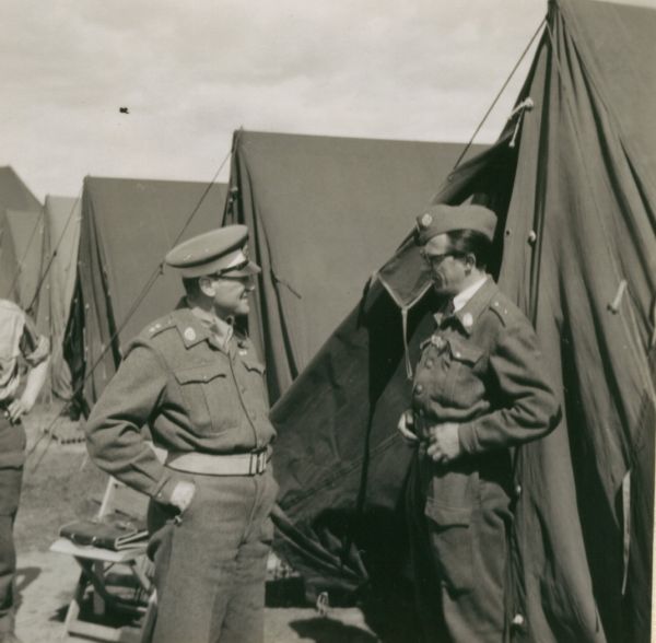 1946/47
Far var pressechef i Den Danske Brigade, der var sendt til Jever i Nordtyskland, efter 2. verdenskrigs afslutning.
Nøgleord: Erik