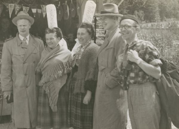 1954 
Far yderst til højer står sammenmed et par kvinder fra lokalbefolkningen - tror jeg - og de 2 herre med hat ved jeg ikke noget om.
Nøgleord: Erik