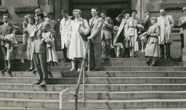 1954 
Far i Geneve - står bagerst med alpehue på.
Nøgleord: Erik