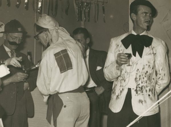 1954 eller 1955
I den opgang vi boede i, holdt de voksne et karneval. Det er far Erik, der er sørøver.
Nøgleord: Erik