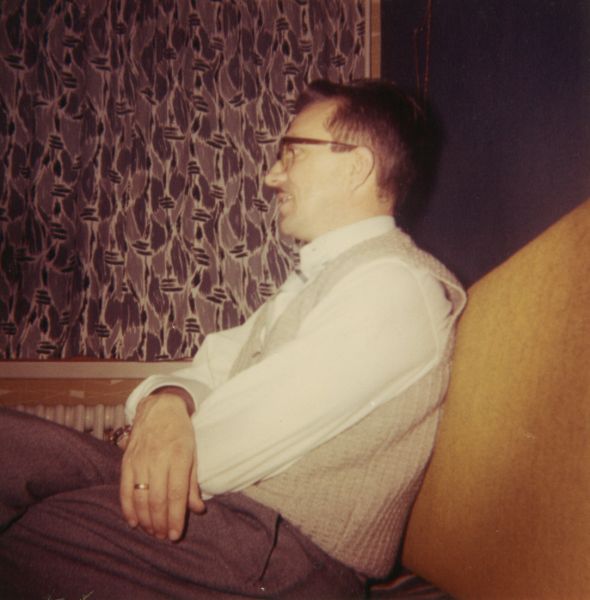 1960? 
Far Erik sidder i stuen på den sovesofaen, som om aftenen blev til seng til mor og far.
Nøgleord: Erik