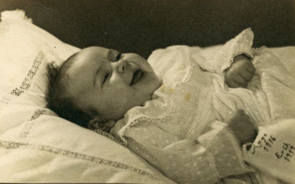 1946, 24. februar
Bente er døbt i Juul-familiens dåbskjole fra 1912.
Nøgleord: Bente