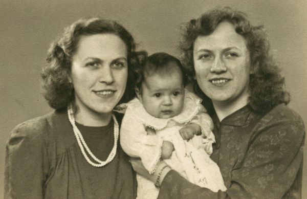 1946, 24. februar
Mor Else, Bente i dåbskjole fra 1919 (Juul-familiens dåbskjole) og Moster, som er Gudmor til Bente.
Nøgleord: Bente;Else;moster grete