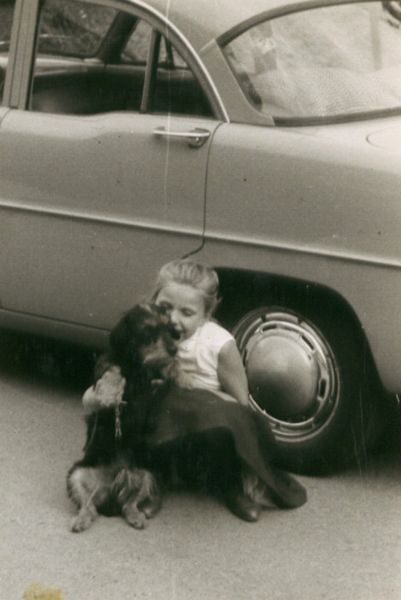 1960, 02. oktober - Bentes konfirmation
Vi gik ned på Reberbanen for at tage billeder, det er i den situation billedet er taget. Det er vores bil i baggrunden, min far er blevet skatterådsformand, derfor er vi flyttet og han har derfor brug for en god bil.
Nøgleord: Randi;hunden Jesper