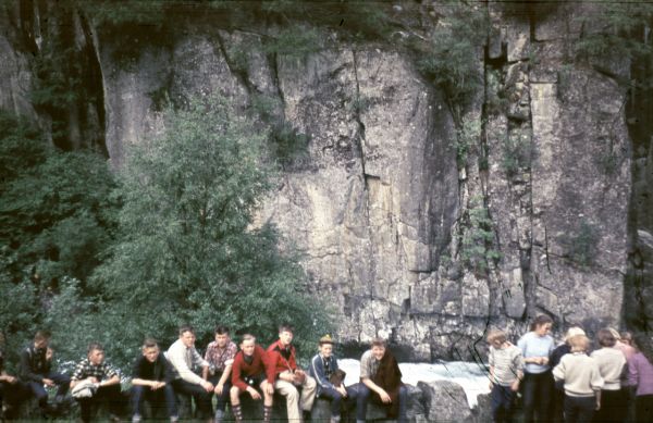 1959-06-05
Hardy, Flemming, Poul Børge, Elif, René, Ivan, Steen, Torkild - Tove Flodgård, Gerda, Ulla, nogle stykker jeg ikke kan skelne og Bente. 
Nøgleord: lejrskole;hardy;flemming;poul børge;elif;rené;ivan;steen;torkild;tove flodgård