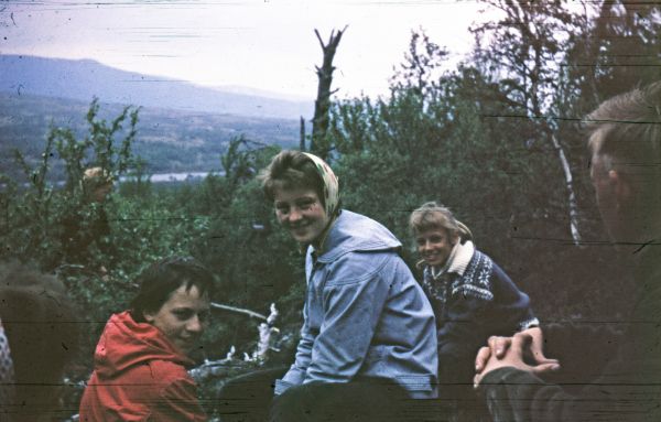 1959-06-06 Højt oppe
Hanne, Anna Lisbeth, Birte, Flemming
Nøgleord: lejrskole;Hanne;anna lisbeth