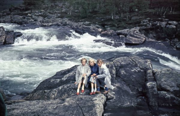 1959-06-06
Tove Flodgård, Else Marie, Birte 
Nøgleord: lejrskole;tove flodgård;else marie;birte